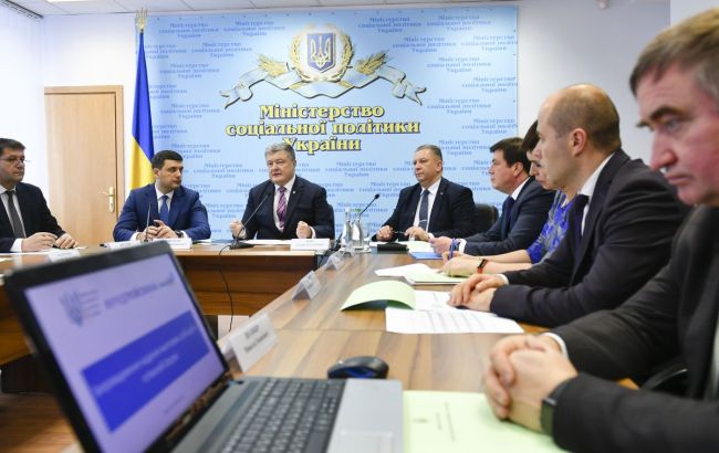 Порошенко: пенсіонери найбільше постраждали від російської агресії