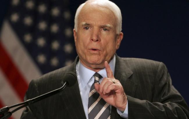 Маккейн звинуватив Меркель і Олланда в легітимізації розділу України