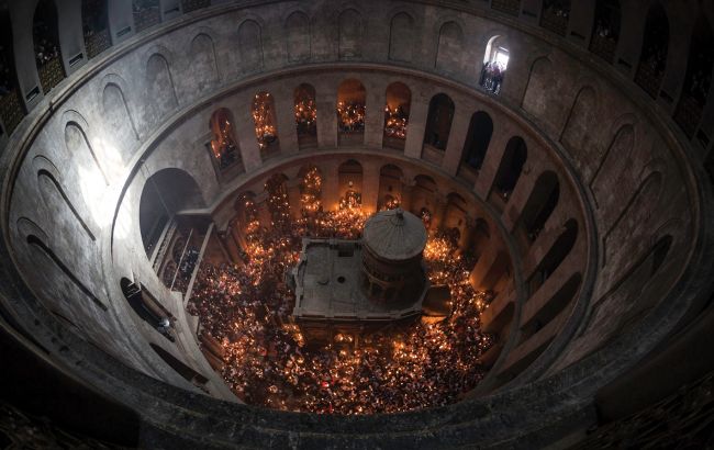 В Иерусалиме сошел Благодатный огонь