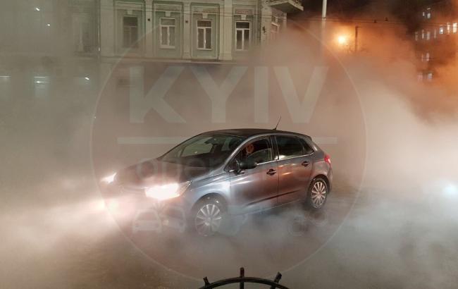 В Киеве на Шота Руставели прорвало трубу с горячей водой