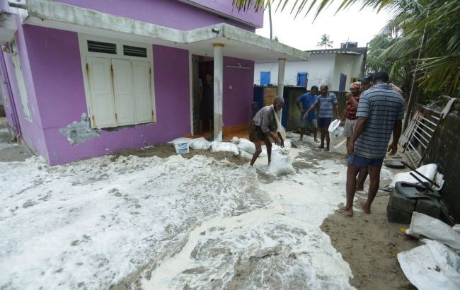 Индию накрыл мощный циклон: 150 тысяч человек эвакуировали, есть погибшие