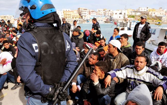 В Финляндии забросали автобус с беженцами камнями и фаерами