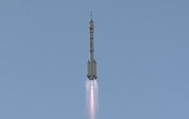 Китай запустил корабль на космическую станцию: на борту три астронавта