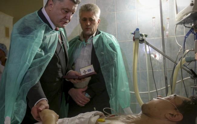 Порошенко во Львове вручил пострадавшим милиционерам награды