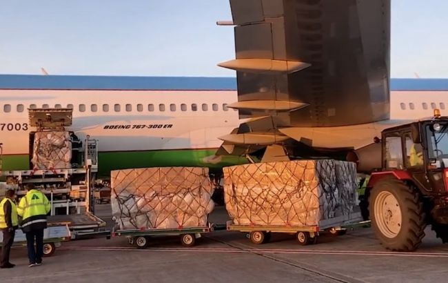 В Київ прибули 42,5 тис. захисних костюмів для медиків від Фонду Порошенка та Roshen