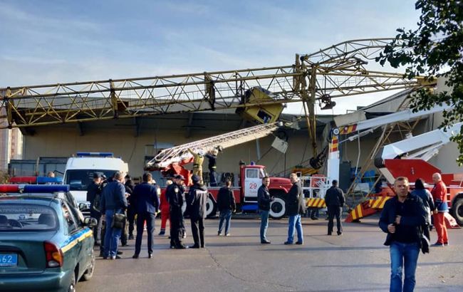 Во Львове строительный кран упал на супермаркет