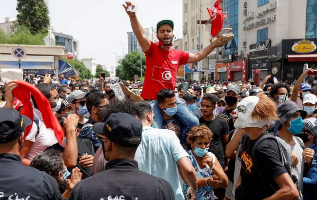 Президент Туниса уволил премьера и заморозил парламент после протестов