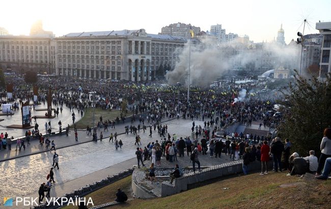 В Киеве участники марша пришли на Майдан и зажгли файеры