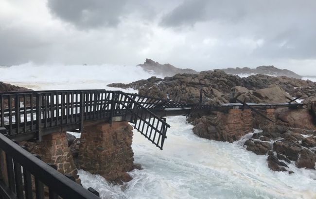 Австралию накрыл мощный ураган, десятки тысяч домов остались без света