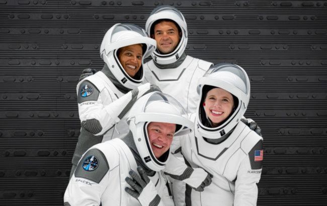 Корабль SpaceX с первым гражданским экипажем успешно приводнился в Атлантике