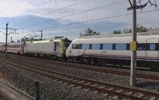 В Стамбуле столкнулись два пассажирских поезда, есть пострадавшие