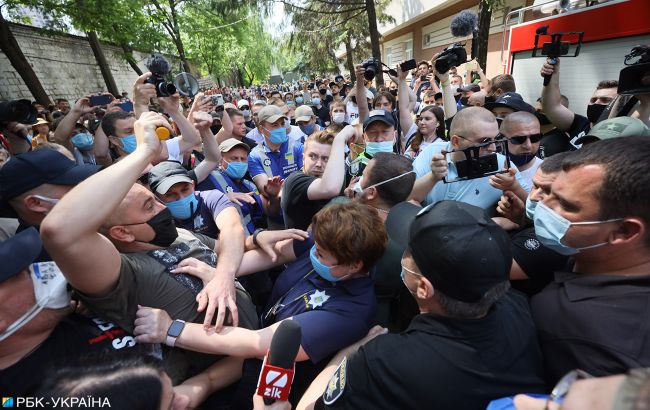 Стычки под судом по делу Стерненко: полиция провела задержания