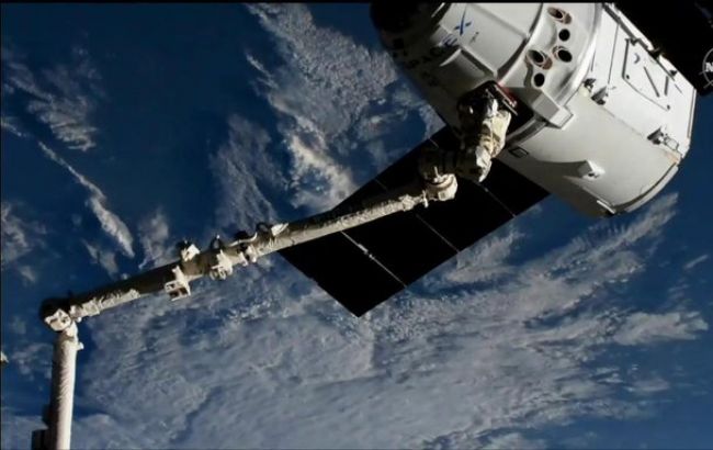 Американский грузовой корабль Cargo Dragon сблизился с МКС