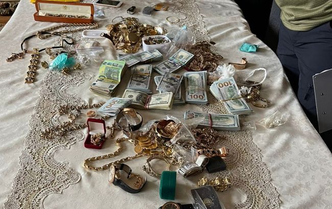 Продавали наркотики військовим: ДБР викрило банду, якою курували з Росії