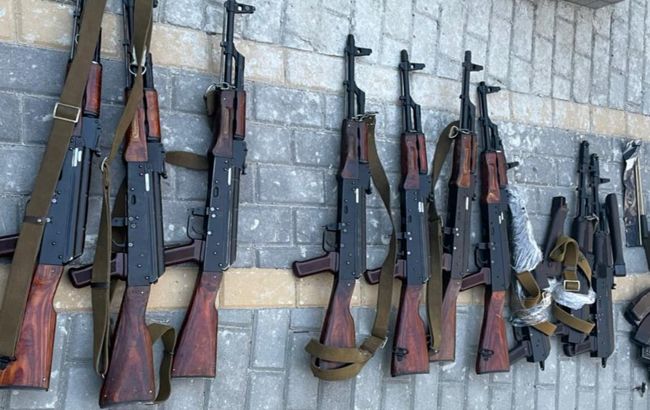 В Киеве задержали торговцев оружием, которые пытались продать автоматы АК-74