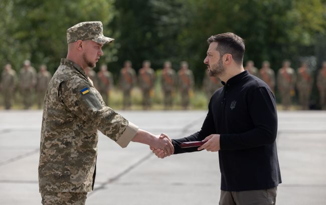 Хрест бойових заслуг дасть воїнам "реальні речі": Зеленський подав у Раду законопроєкт