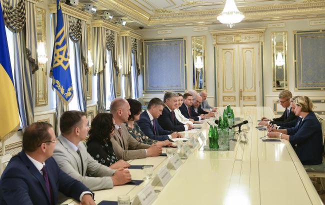 Порошенко назначил пять новых членов НКРЭКУ