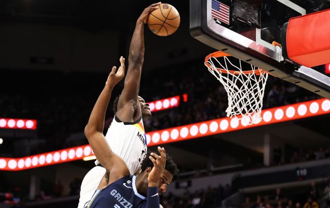 Защитник "Миннесоты" оформил постер-данк против "Мемфиса": момент дня в НБА