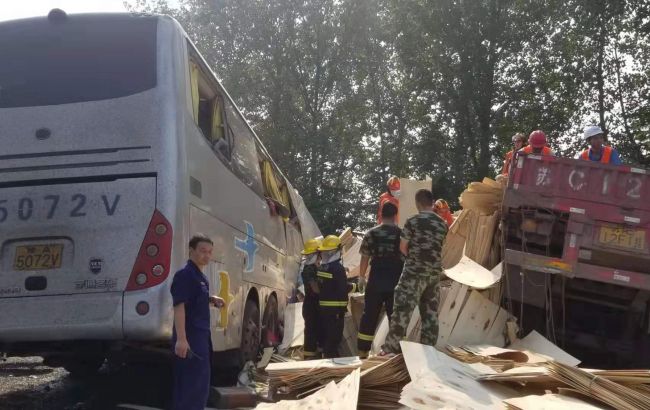 У Китаї в результаті зіткнення автобуса з вантажівкою загинули більше 35 осіб