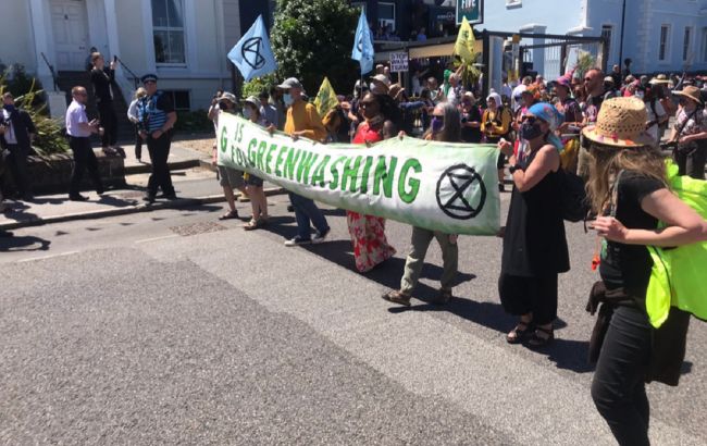 Тысячи протестующих собрались в Корнуолле на акции во время саммита G7