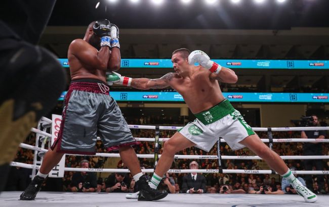 Усик с досрочной победы дебютировал в супертяжелом весе