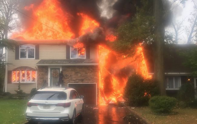 В США на жилой дом упал самолет