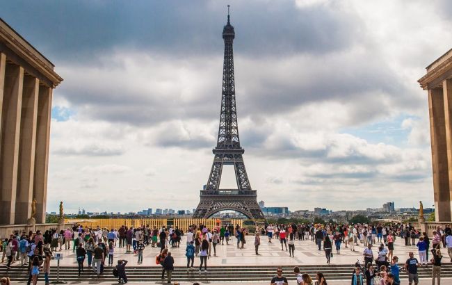 У Парижі затримали іноземців, які на акції "поховали" французьких солдатів в Україні