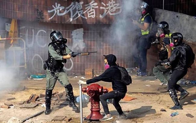 Китай пригрозил США жесткими санкциями из-за Гонконга