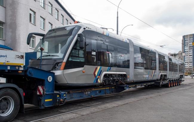 В Киев привезли новый трамвай львовского производства. Фото