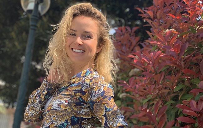 Була б ведучою: Еліна Світоліна блиснула стрункими ніжками в сукні від українського дизайнера