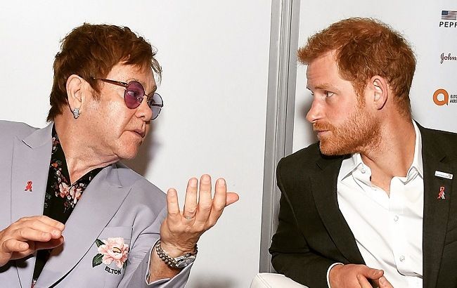 Элтон Джон прошел проверку дружбой и раньше королевы узнал об отречении Маркл и принца Гарри