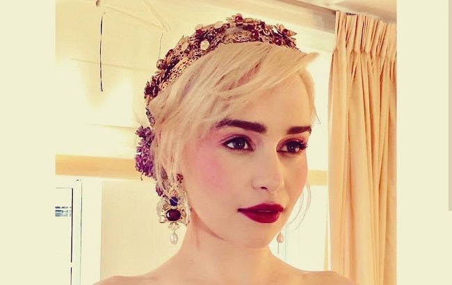 Зірка "Гри престолів" позувала для модного глянцю в розкішних нарядах