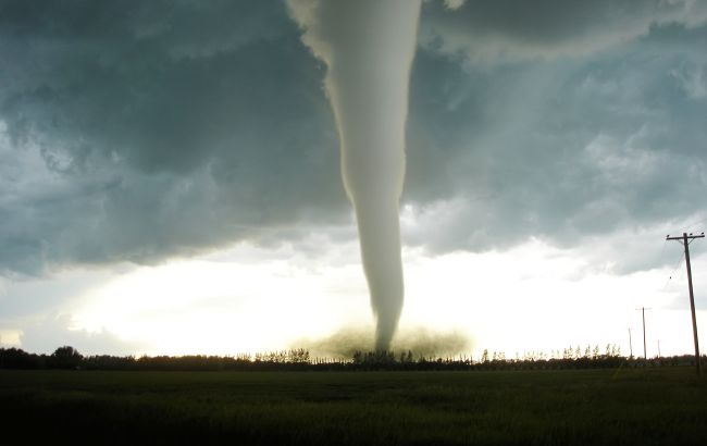 Під Харковом пронісся торнадо з піску до самого неба: яскраве відео