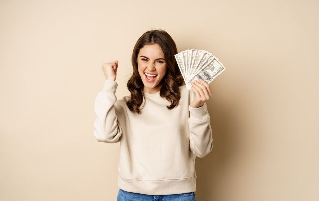 Лише 3 знакам Зодіаку пощастить з грошима в жовтні: хто у списку