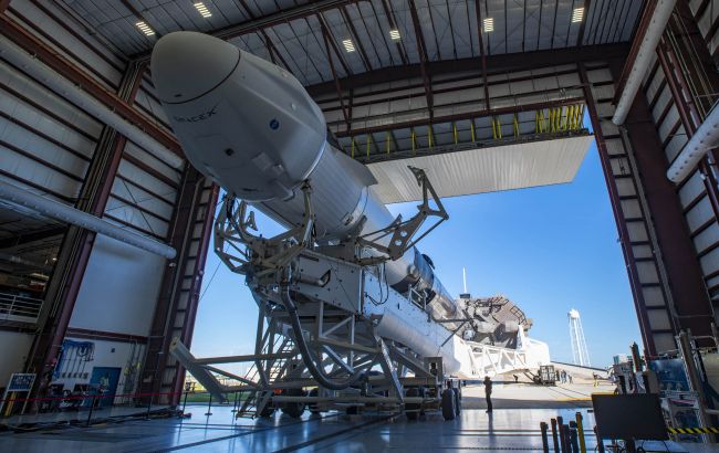 SpaceX запустила на МКС грузовой корабль Dragon 2