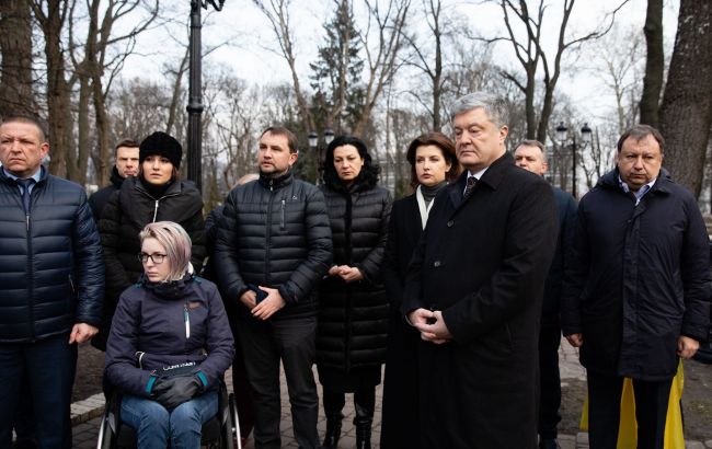 Порошенко: наступление российских войск в районе Золотого - это и есть "мир" Путина