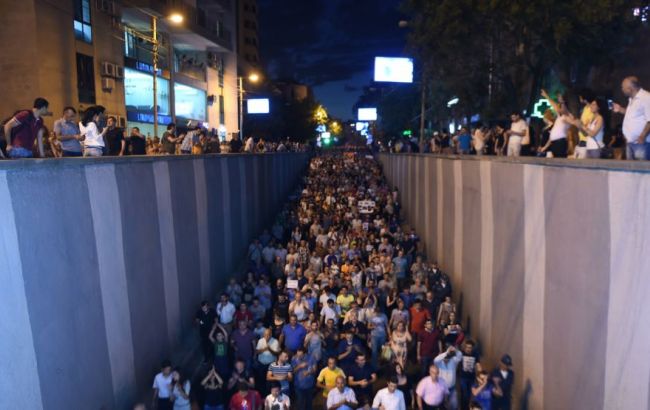 Демонстранты в Ереване перекрыли центральный проспект