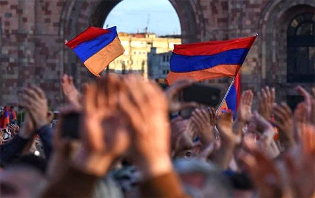 В Ереване активисты прорвались в мэрию и требуют отставки мэра Маркаряна