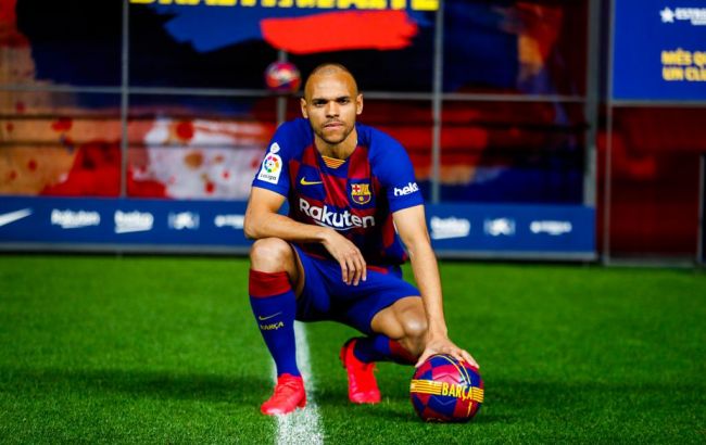 "Барселона" подписала нового форварда вне трансферного окна