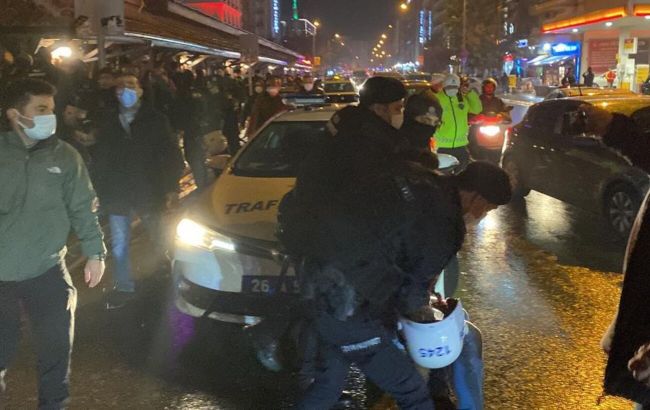 В Турции проходят протесты из-за рекордного обвала лиры