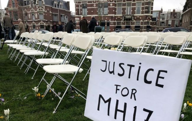 Дело МН17: у посольства России в Гааге установили 298 белых стульев