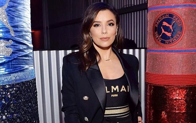 В блестящих брюках и на шпильках: Ева Лонгория похвасталась стройной фигурой в стильном наряде