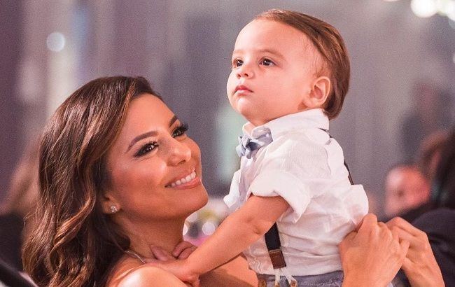 Мамин помощник: Ева Лонгория показала, чем занимается с маленьким сыном на карантине