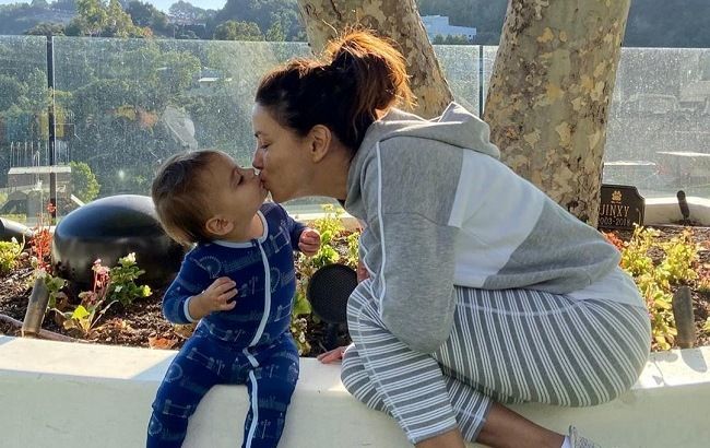 Від зайвих кілограмів і болю в спині: Єва Лонгорія показала прості вправи для вагітних (відео)