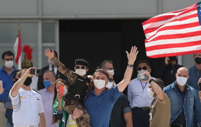 Президент Бразилии, не смотря на карантин, сфотографировался с детьми на акции протеста
