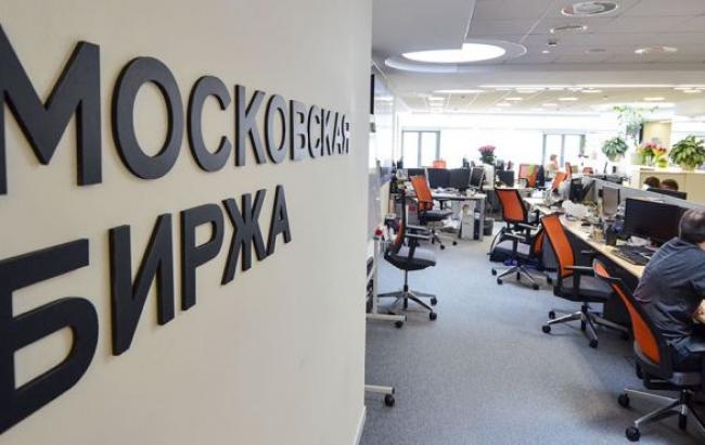 Курс євро на Московській біржі перевищив позначку в 100 рублів, долара - 80 рублів