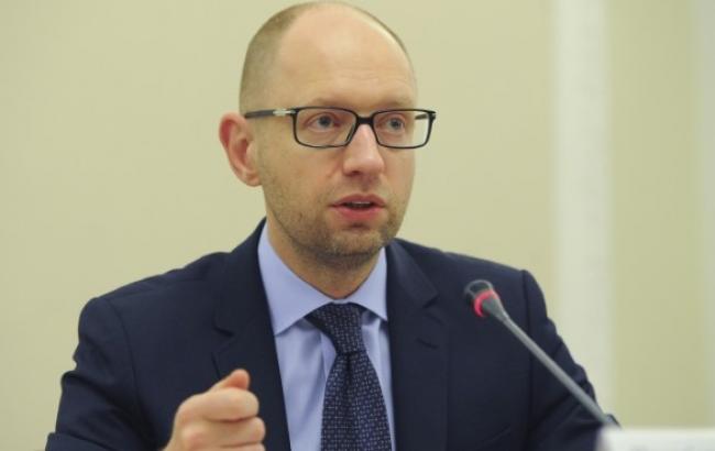 Яценюк требует от банков вернуть доллары из хранилищ в банковскую систему