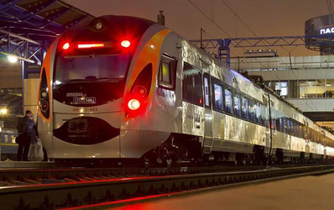 Яценюк поручил подать заказы на обновление железнодорожного парка до конца года