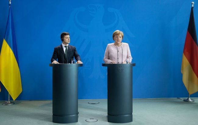 Зеленский позвонил Меркель и поднял вопросы санкций против окружения Януковича