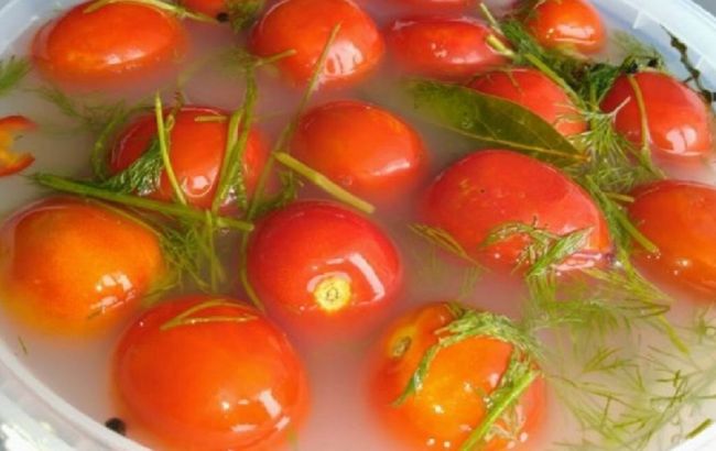 Не гірші за бочкові: квашені помідори, які будуть готові всього за 3 дні